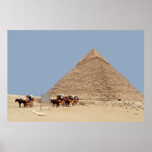 Pyramide des Khafre und eine Reihe von Streitwagen Poster