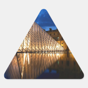 Pyramide im Louvre-Museum, Paris, Frankreich Dreieckiger Aufkleber