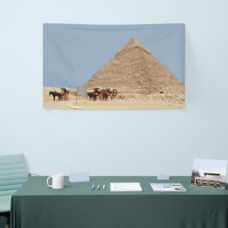 Pyramide von Ghafre und eine Reihe von Streitwagen Banner