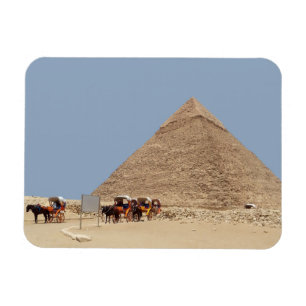Pyramide von Ghafre und eine Reihe von Streitwagen Magnet