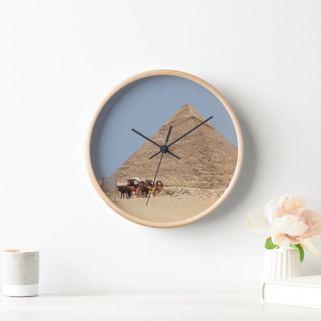 Pyramide von Ghafre und eine Reihe von Streitwagen Uhr (Zuhause)