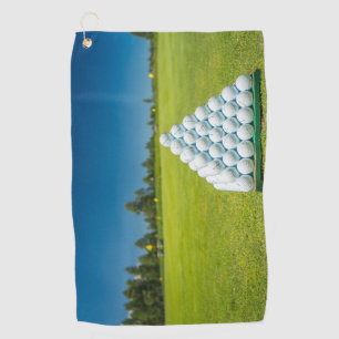 Pyramide von Golfbällen auf einem grünen Feld Golf Golfhandtuch