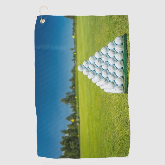 Pyramide von Golfbällen auf einem grünen Feld Golf Golfhandtuch (Vorderseite)