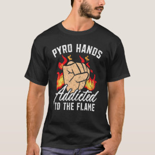 Pyro-Hände, die dem Flammenfeuerlöschwerfer zugewi T-Shirt