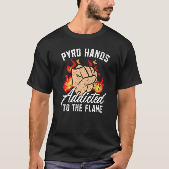 Pyro-Hände, die dem Flammenfeuerlöschwerfer zugewi T-Shirt (Vorderseite)