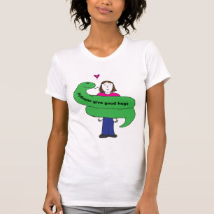 Pythonschlange umarmt den T - Shirt der Frau