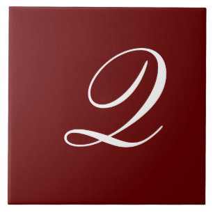 Q Monogram Initial White on Maroon Fliese