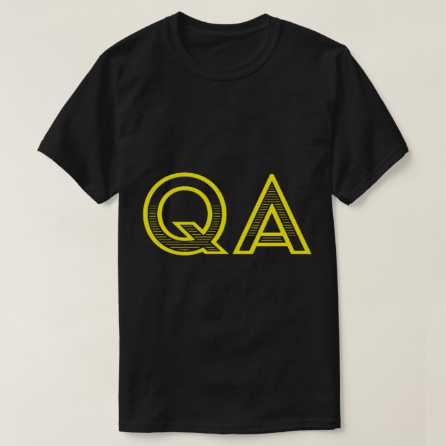 QA - Qualitätssicherung (gelber Text) T-Shirt (Design vorne)