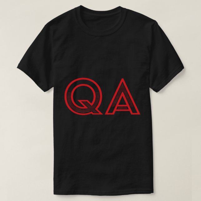 QA - Qualitätssicherung (roter Text) T-Shirt (Design vorne)