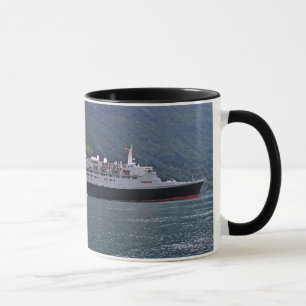 QE2 am Anker Tasse