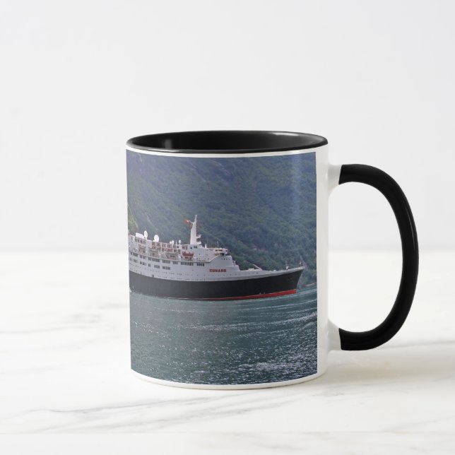 QE2 am Anker Tasse (Rechts)
