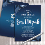 QR-Code Bar Mitzvah Navy Blue Ombre Agate Script Einladung<br><div class="desc">Seien Sie stolz, freuen Sie sich und präsentieren Sie diesen Meilenstein Ihres Lieblings-Bar Mitzvah! Versenden Sie diese coole, einzigartige, moderne, personalisierte QR-Codeeinladung für eine Veranstaltung, an die Sie sich erinnern können. Die Typografie der weißen Schrift und der Star of David überlagern einen dunkelblauen Hintergrund mit marineblau-blau-agate Akzent mit Imitaten silbernen...</div>