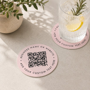 QR-Code Blush Pink Modern Feminine Girl Runder Pappuntersetzer