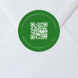 QR-Code der Hochzeitwebsite uAwg smaragdgrün Runder Aufkleber<br><div class="desc">Fügen Sie Ihre URL für Ihre Hochzeitswebsite hinzu. Für Informationen,  Details,  Online-uAwg. Ein smaragdgrüner Hintergrund,  weißer Text.</div>