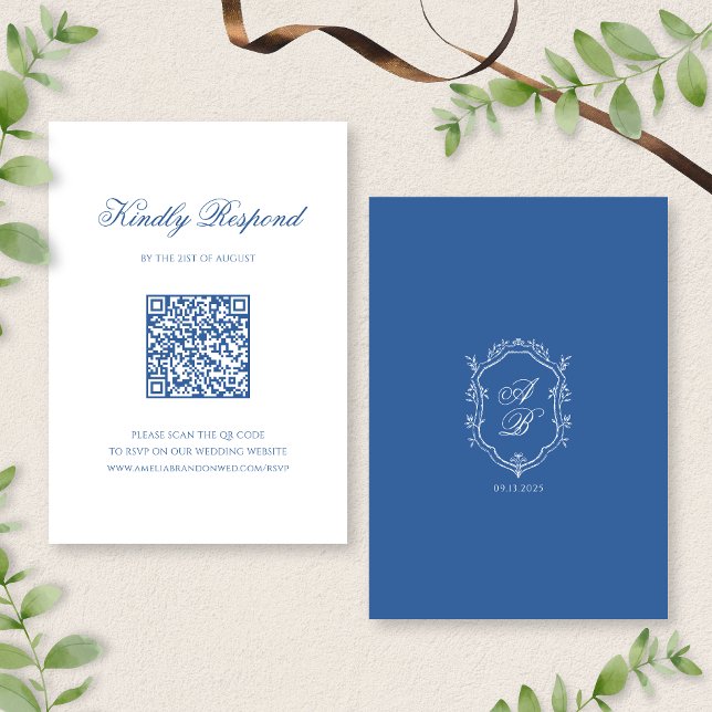 QR-Code Elegant Blue Monogram Wappen Script Hochze RSVP Karte (Von Creator hochgeladen)