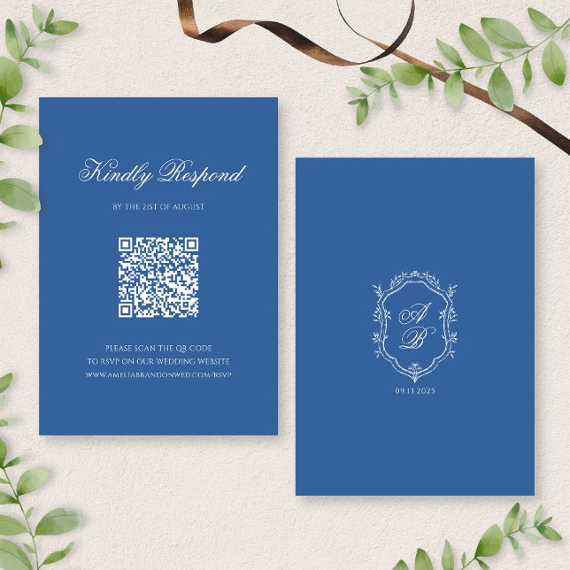 QR Code Formale Blue Monogram Wappen Script Hochze RSVP Karte (Von Creator hochgeladen)