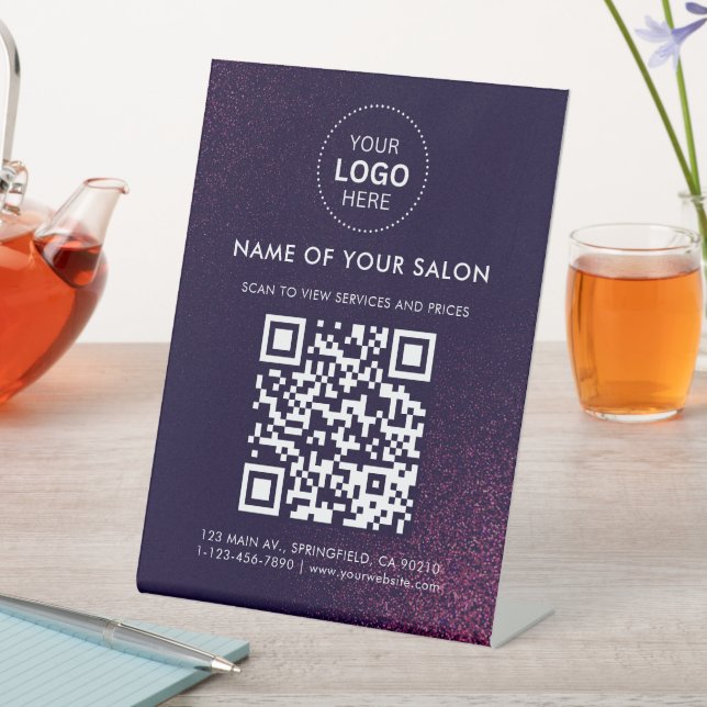 QR-Code für abstrakte Salons und Logo Sockelschild (In Situ)