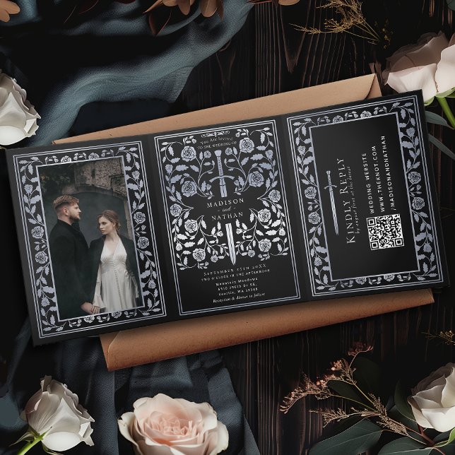 QR-Code für Black Silver Royal Medieval Sword Wedd Dreifach Gefaltete Einladung (Von Creator hochgeladen)
