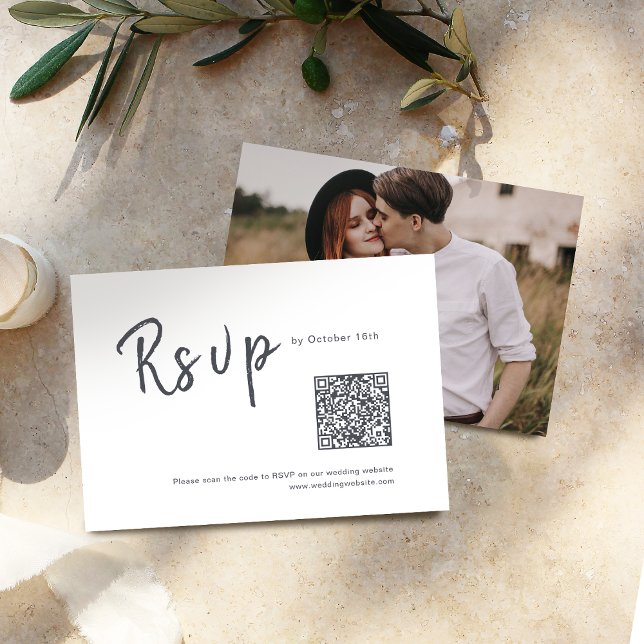 QR-Code für Hochzeitsskripte in Schwarzweiß RSVP Karte (Black and white minimalist script wedding QR code RSVP Card)