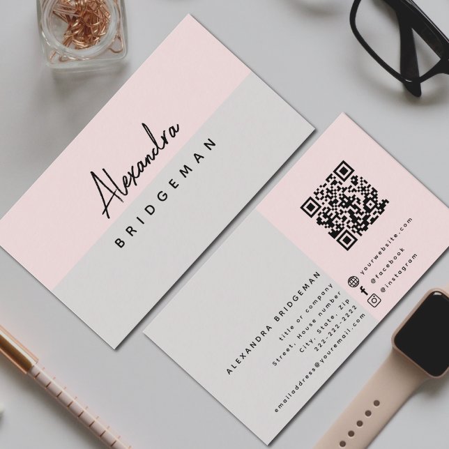 QR-Code | Minimalistische, Social Media Business C Visitenkarte (Feminine pink and grey minimalist, modern business card with social media icons and QR code)