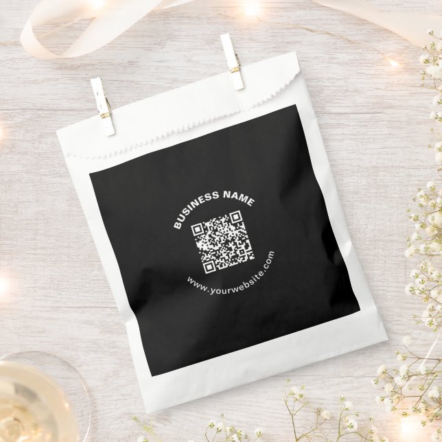 QR-Code mit Firmenname Fett Kreistext Geschenktütchen (Ausgeschnitten)