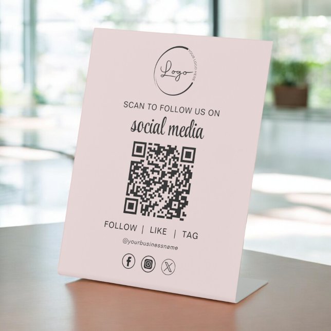 QR Code Pink Scan zu folgen uns im sozialen Netzwe Sockelschild (Von Creator hochgeladen)