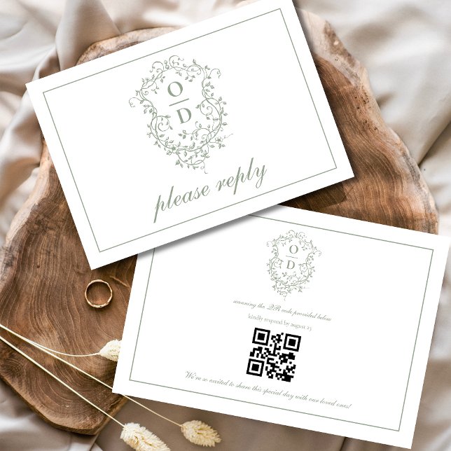 QR-Code Sage Green Wappen Monogram Wedding RSVP Karte (Von Creator hochgeladen)