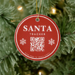 QR Code Santa Tracker Kids Modern Red Christmas Keramik Ornament<br><div class="desc">Die Kinder werden dieses schlichte moderne QR Code Santa Tracker Ornament dieses Weihnachtsfest Liebe. Einfaches Set Ihres QR-Codes durch Kopieren der URL (Website-Adresse) Ihrer bevorzugten Santa Tracking Website und Einfügen in den personalisierbaren Bereich "URL hier hinzufügen". Kinder werden den Weihnachtsmann verfolgen, indem sie den QR-Code (den Sie einrichten) mit der...</div>