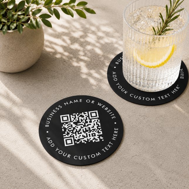 QR-Code | Scannen Sie Me Black Modern Stylish Busi Runder Pappuntersetzer (Custom black QR code coaster for website links, menus, bookings, reviews, and promos.)
