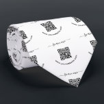 QR-Code und benutzerdefinierter Text Krawatte<br><div class="desc">Rundaufkleber mit QR-Code und individuellem Text. Ändern Sie Schriftart und Farben, und verschieben Sie Elemente mit dem Entwurfstool und ändern Sie sie. NACHRICHT! SIE MÜSSEN DIE QR-CODEVORLAGE DURCH IHREN QR-CODE ERSETZEN!</div>