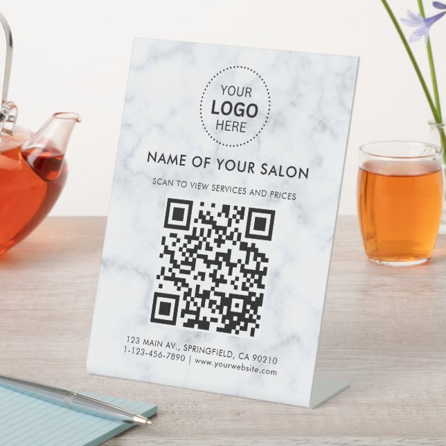 QR-Code und Logo des Salons aus weißem Marmor Sockelschild (In Situ)
