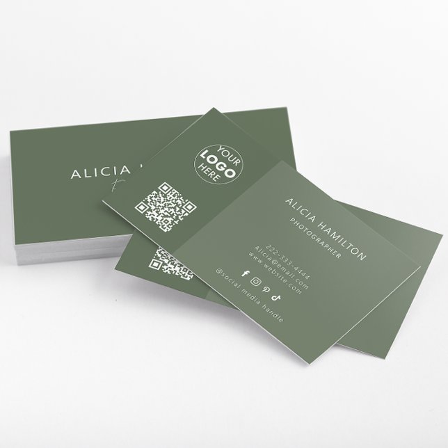 QR-Code und Logo | Modern | MINIMALISTISCH | Grün Visitenkarte (A sleek green minimalist business card design which features customisable QR Code & logo.)