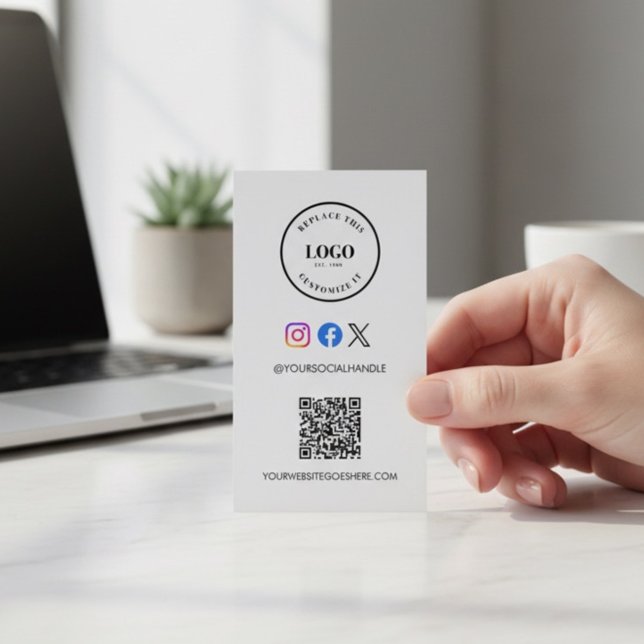 QR-Code-Website Individuelles Logo Geschäft Sozial Visitenkarte (Customizable business card design with logo, social handle, QR code and website. Simple modern .)