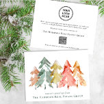QR-Code Weihnachtsfarbe Feiertagskarte<br><div class="desc">Eine elegante Firmenjubiläumskarte für Ihr Unternehmen mit einer abstrakten Wasserfarbe von Kiefernbäumen in gedämpftem Grün, Rot, Gold und Orange, einem individuell anpassbaren saisonalen Gruß und dem Namen Ihres Unternehmens. Laden Sie auf der Rückseite Ihr Logo hoch, geben Sie Ihre Website-Adresse ein, um einen QR-Code zu erstellen, den Ihre Kunden scannen...</div>