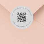 QR-Codedetails für Hochzeitsseiten uAwg grau Runder Aufkleber<br><div class="desc">Fügen Sie Ihre URL für Ihre Hochzeitswebsite hinzu. Für Informationen,  Details,  Online-uAwg. Ein hellgrauer Hintergrund,  schwarzer Text.</div>
