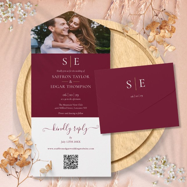 QR-Foto-Hochzeit für Burgund und Gold Monogram All In One Einladung (Burgundy And Gold Monogram QR Code Photo Wedding All In One Invitation)