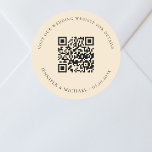 QR-Kennziffern der Hochzeitwebsite uAwg Runder Aufkleber<br><div class="desc">Fügen Sie Ihre URL für Ihre Hochzeitswebsite hinzu. Für Informationen,  Details,  Online-uAwg. Ein heller pfirsichfarbener Hintergrund,  schwarzer Text.</div>