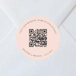 QR-Kennziffern der Hochzeitwebsite uAwg Runder Aufkleber<br><div class="desc">Fügen Sie Ihre URL für Ihre Hochzeitswebsite hinzu. Für Informationen,  Details,  Online-uAwg. Ein pfirsichfarbener Hintergrund,  schwarzer Text.</div>