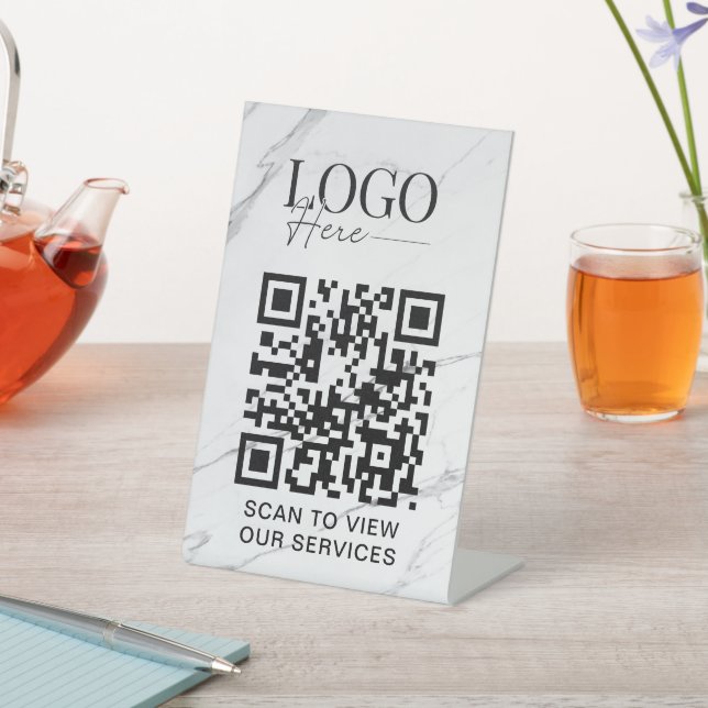 QR-Logos für Unternehmen Moderner Salon aus weißem Sockelschild (In SItu)