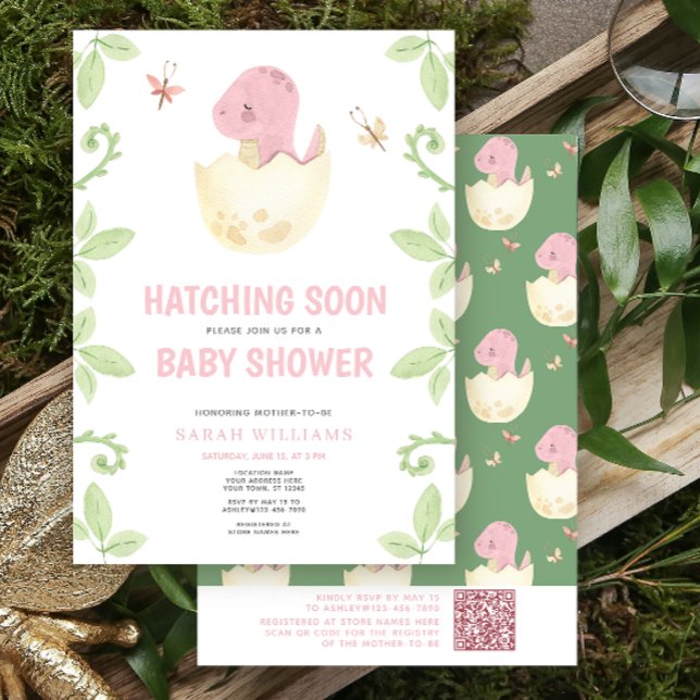 QR Niedliche Dinosaurier Schläge bald Pink Baby Du Einladung (Get ready for a Jurassic celebration with our adorable dinosaur baby shower invitations! 🦕)