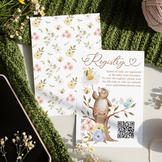 QR-Registriernummer für gegossene Holzbärendusche Begleitkarte (Knitted Woodland Bear Baby Shower QR Code Registry Enclosure Card)