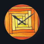 Quadrat Art Deco gelbes Retromuster Runde Wanduhr<br><div class="desc">mit handgezeichneten und gemalten geometrischen Kunstwerken der Künstlerin Sacha Grossel. Dieses Doodle-Design ist ein quadratisches Muster, das sich im Stil der Retro Art Déco-Muster wiederholt. Die Farben sind hell und erinnern an die Pop-Kunst. Die Farben sind braun, Senf, gelb. Dieses Muster ist einzigartig, Vintag inspiriert und für Dekoration und Accessoires...</div>