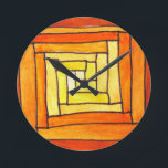 Quadrat Art Deco gelbes Retromuster Runde Wanduhr<br><div class="desc">mit handgezeichneten und gemalten geometrischen Kunstwerken der Künstlerin Sacha Grossel. Dieses Doodle-Design ist ein quadratisches Muster, das sich im Stil der Retro Art Déco-Muster wiederholt. Die Farben sind hell und erinnern an die Pop-Kunst. Die Farben sind braun, Senf, gelb. Dieses Muster ist einzigartig, Vintag inspiriert und für Dekoration und Accessoires...</div>
