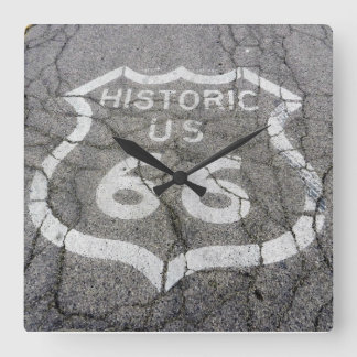 Quadratische Wanduhr des Weg-66