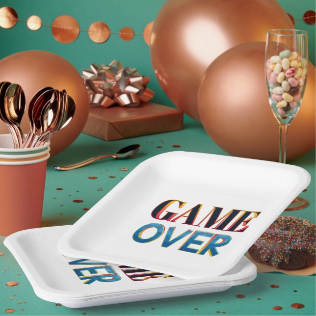Quadratischer weißer Teller mit fettem Text "GAME  (Multi)