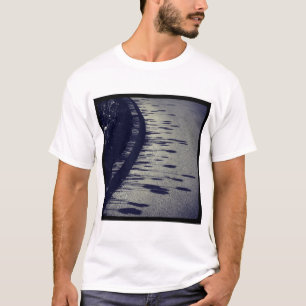 Quadratisches Foto - Blumenschatten T-Shirt