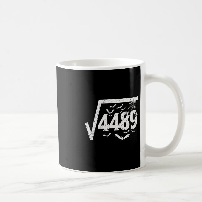 Quadratwurzel 4489 Lustiges Halloween Meme 67 Math Kaffeetasse (Rechts)
