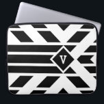 Quadrilaterale Streifen auf Weiß mit Monogramm Laptopschutzhülle<br><div class="desc">Das markante geometrische Muster in Schwarz und Weiß weist eine quadrilaterale schwarze Linie auf, die in Streifen ausgerichtet ist. Der Parallelogramm-Winkel zu einem schwarzen Diamanten, der im oberen Drittel des Bildes mit Weiß umrissen ist. Der Diamant enthält ein anpassbares Monogramm. Drei fette schwarze Streifen erstrecken sich von der Unterseite des...</div>