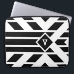 Quadrilaterale Streifen auf Weiß mit Monogramm Laptopschutzhülle<br><div class="desc">Das markante geometrische Muster in Schwarz und Weiß weist eine quadrilaterale schwarze Linie auf, die in Streifen ausgerichtet ist. Der Parallelogramm-Winkel zu einem schwarzen Diamanten, der im oberen Drittel des Bildes mit Weiß umrissen ist. Der Diamant enthält ein anpassbares Monogramm. Drei fette schwarze Streifen erstrecken sich von der Unterseite des...</div>