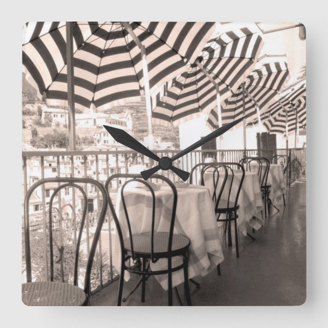 Quaint Restaurant Balkon, Italien Quadratische Wanduhr (Vorderseite)